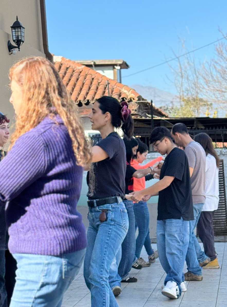 Personas aprendiendo en un encuentro cultural