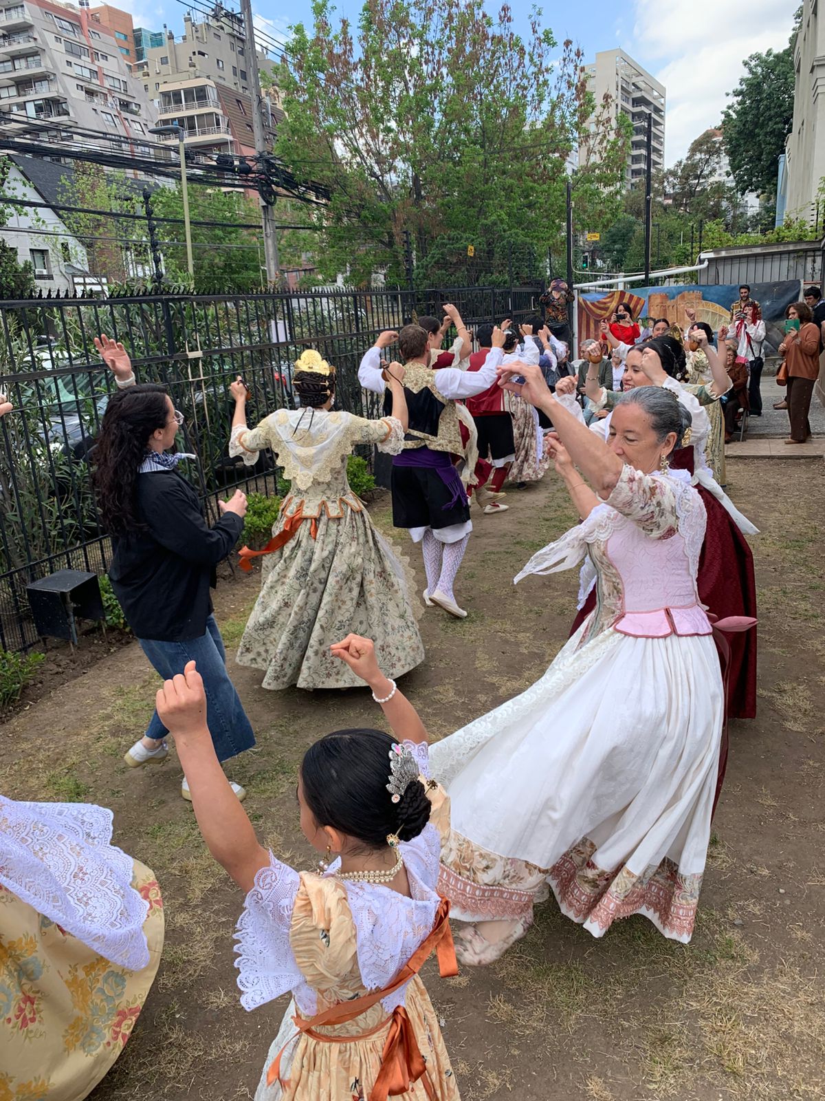 Celebración cultural con música y baile