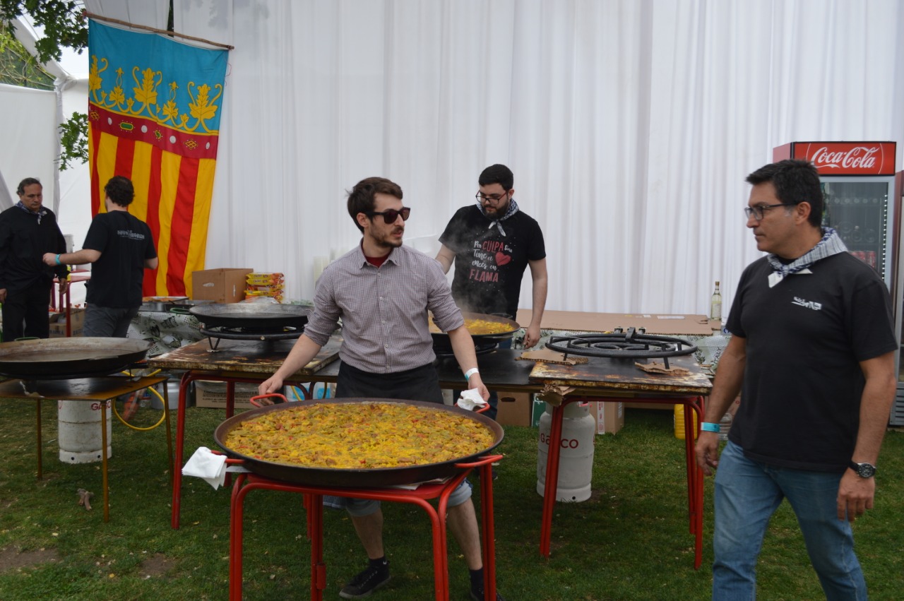 Personas compartiendo una comida tradicional